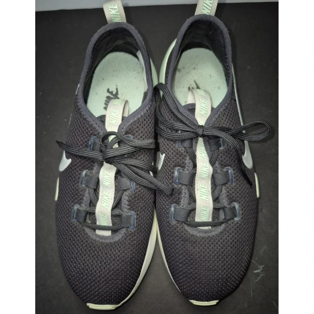Nike women's tennis shoe navy with seafoam green‎ swoosh logo sz 7.5 lightweight